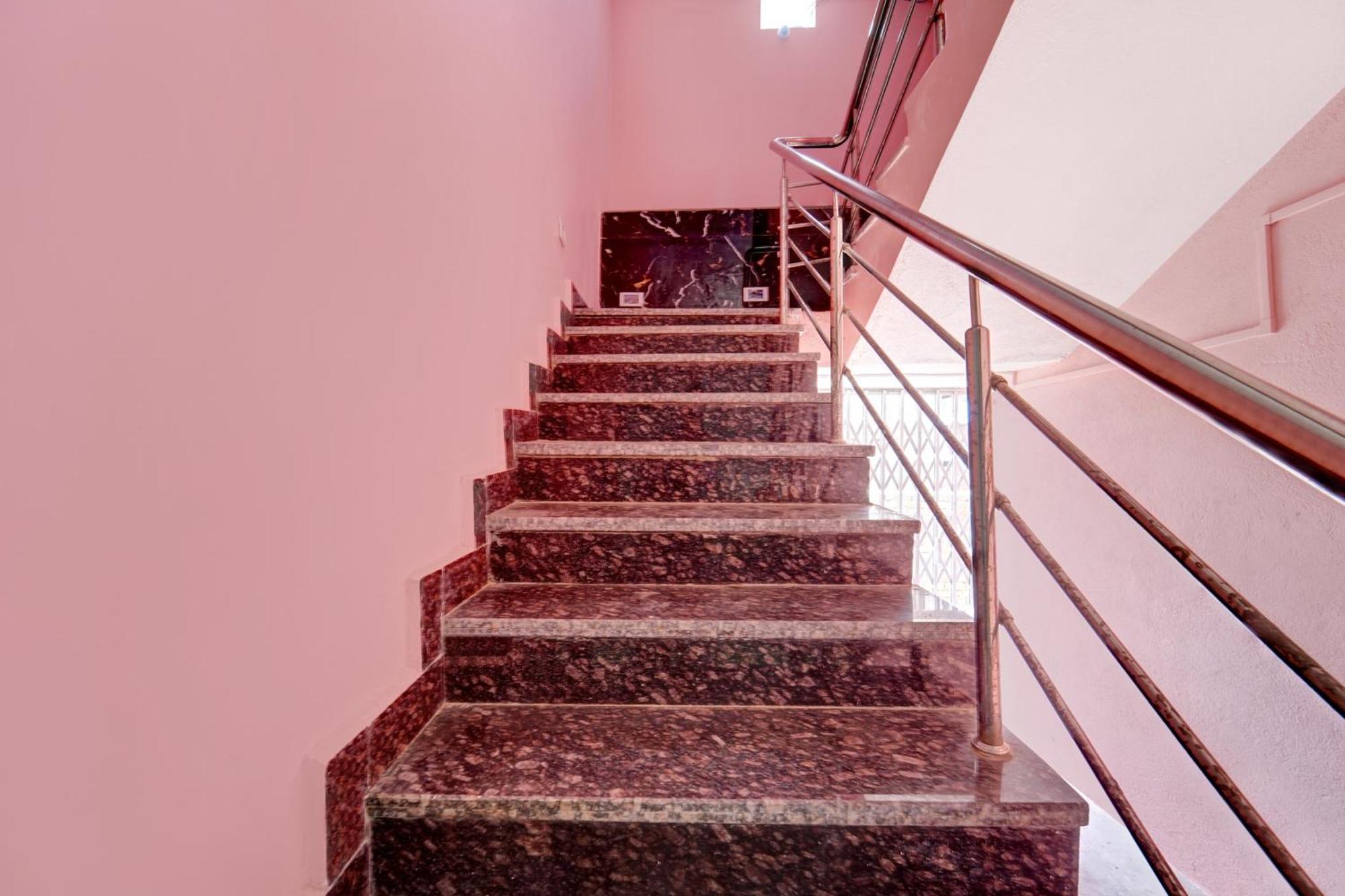 Hotel O Radha Rani Hotel Rádzsgír Kültér fotó